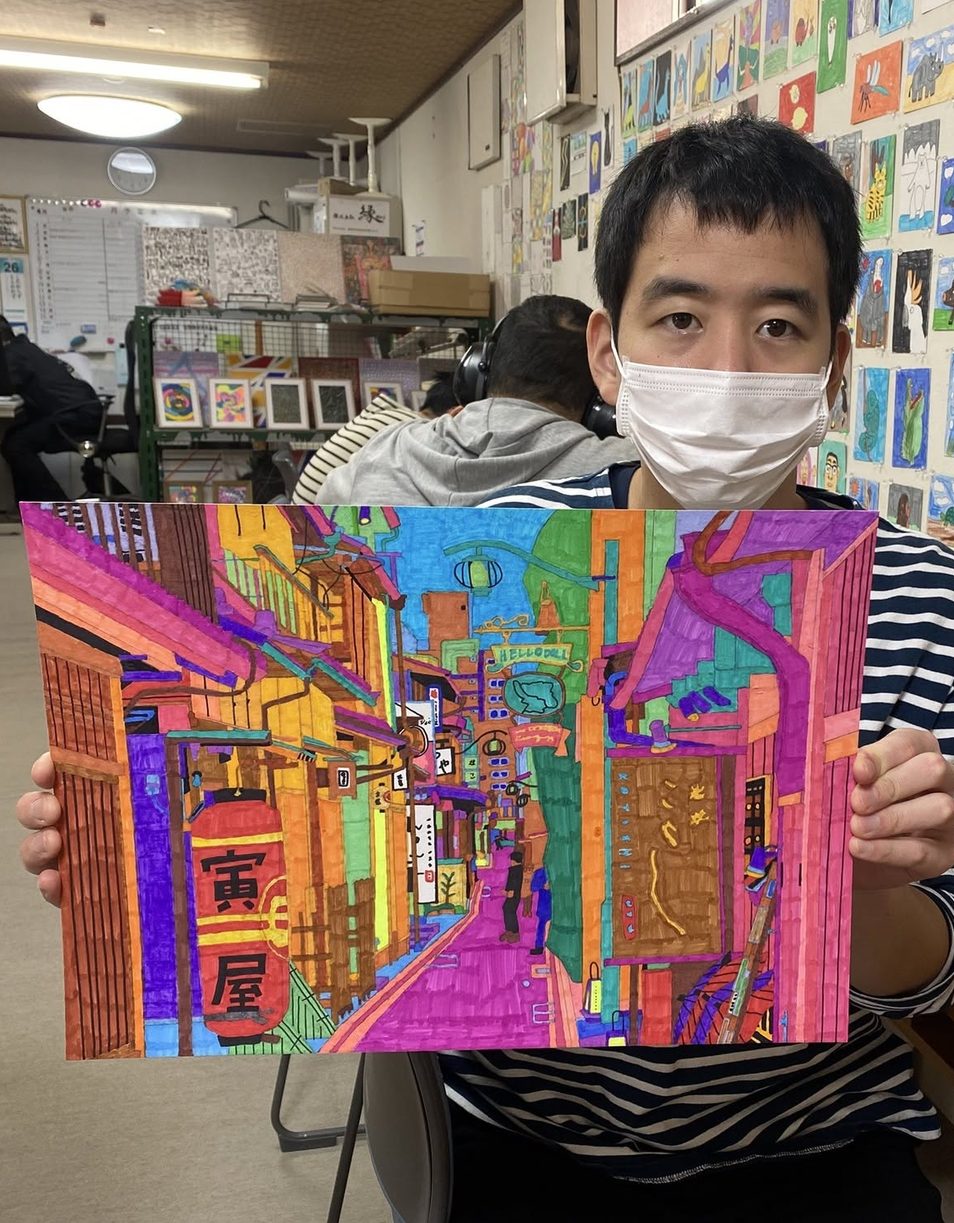 絵画作品を手にする利用者さん