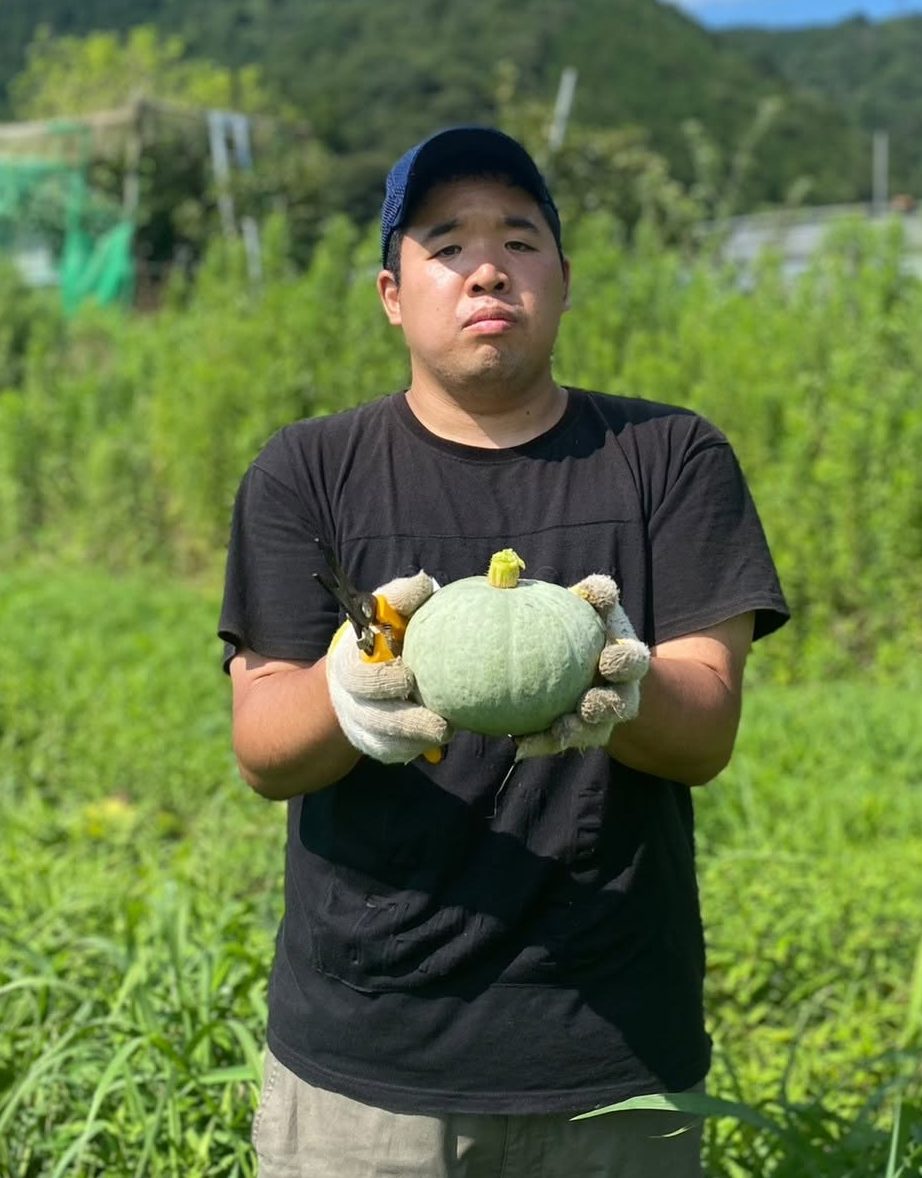 収穫したかぼちゃを持つ利用者さん