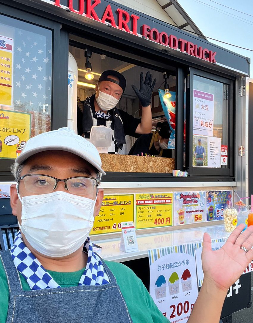 キッチンカーで販売するスタッフ