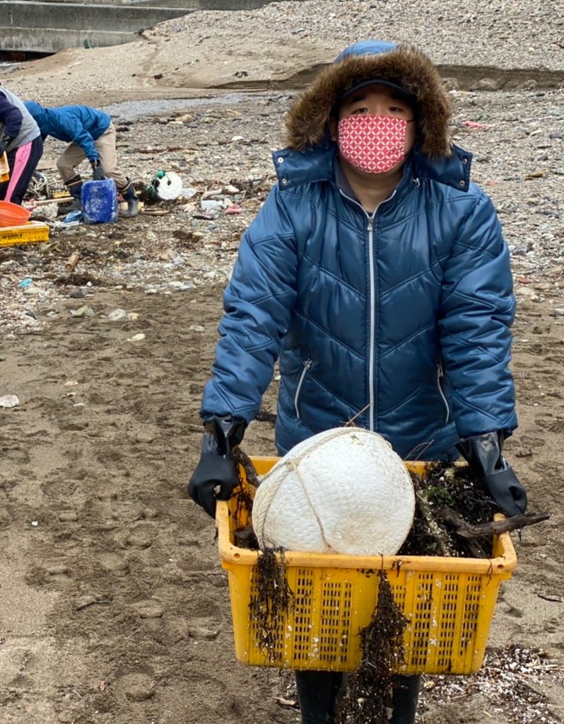海岸清掃に取り組む利用者さん